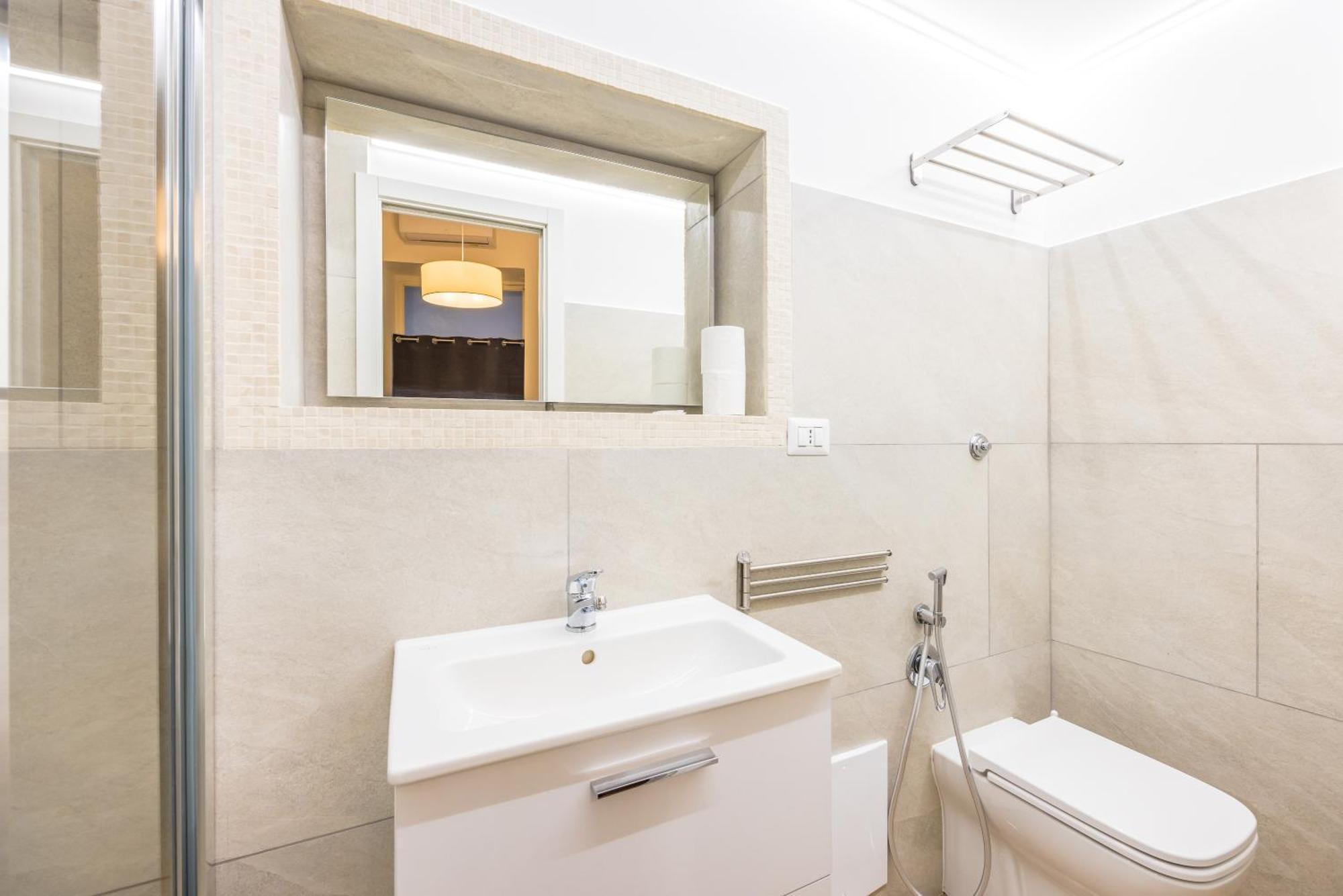 Lioy 25 By Napoliapartments Affittacamere *